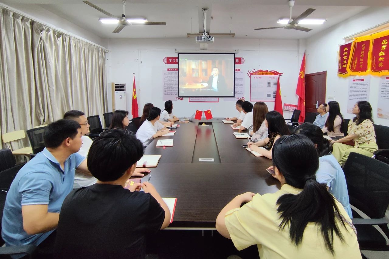 【党纪学习教育23】​把好人生“总开关” 正风肃纪铸新篇——学院党员集中观看高校党组织示范微党课展播第2讲《党史中的纪律建设》