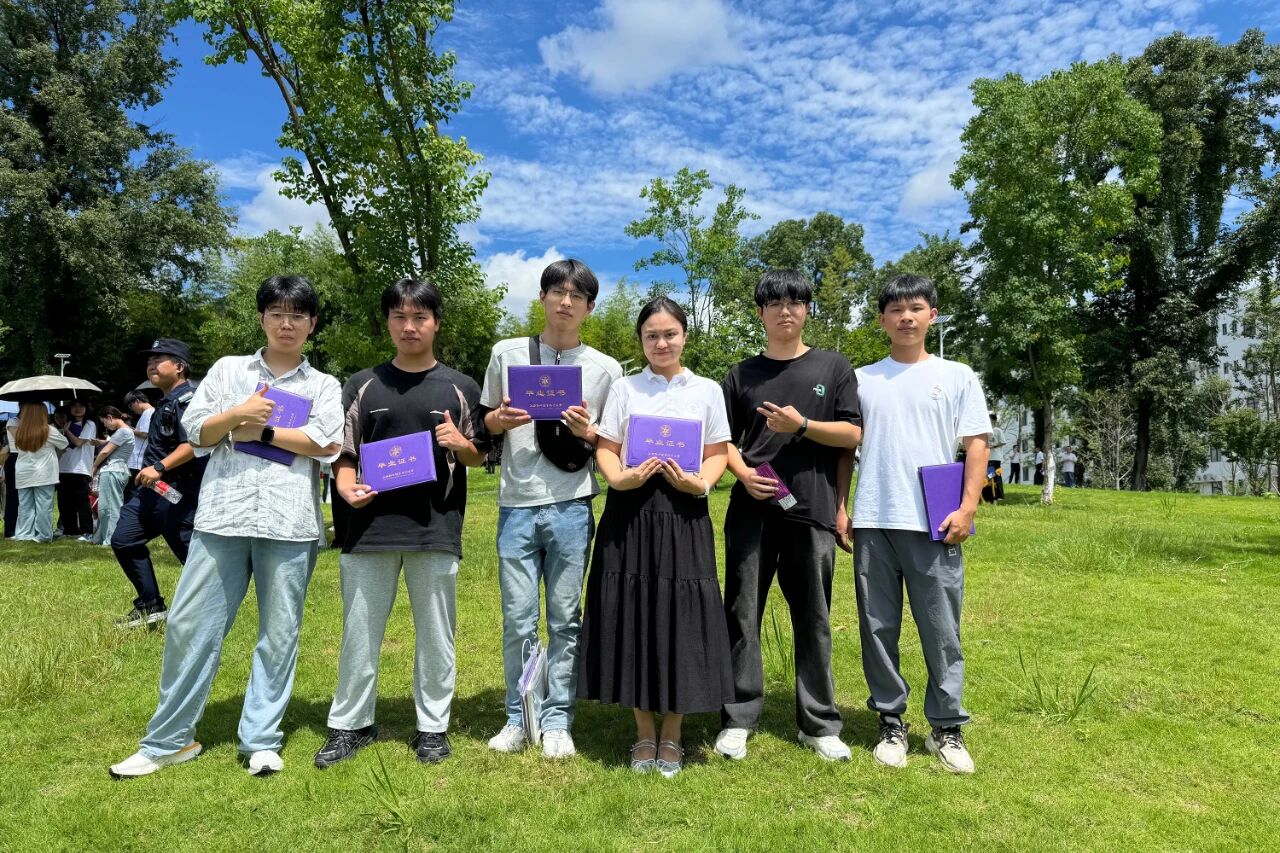 今天我们毕业啦！青春不散场，梦想再启航！