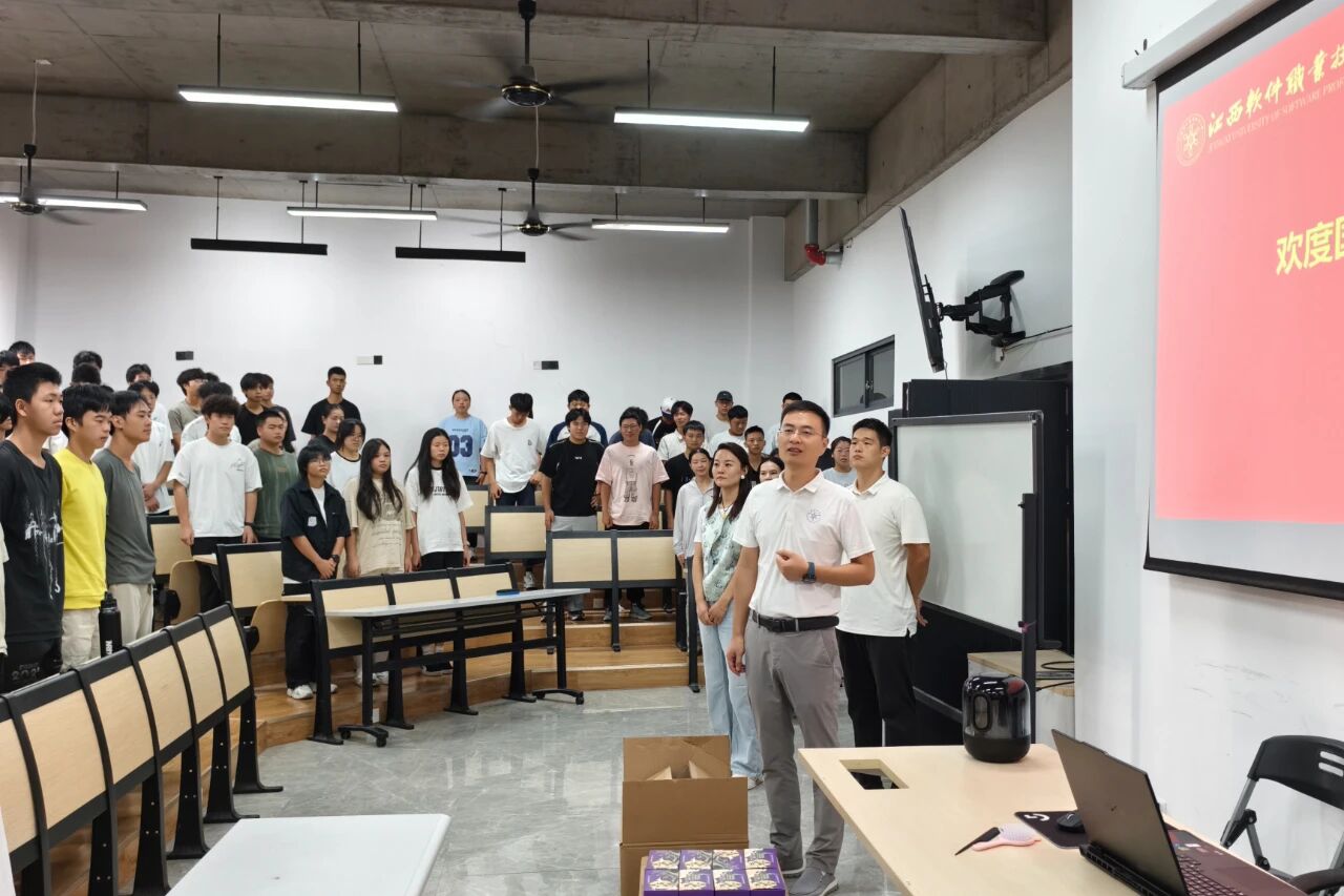 双节将至 中秋&ldquo;家&rdquo;味浓 | 电子信息学院党总支书记暖心送月饼 温暖学子心